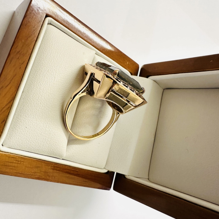 Pierścionek vintage próba 585 z kamieniem kwarc – ujęcie pod kątem – ABGOLD Baczyński