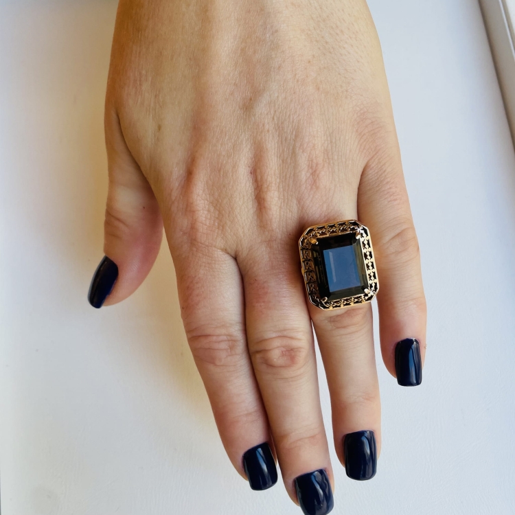 Pierścionek vintage próba 585 z kamieniem kwarc – na dłoni – ABGOLD Baczyński