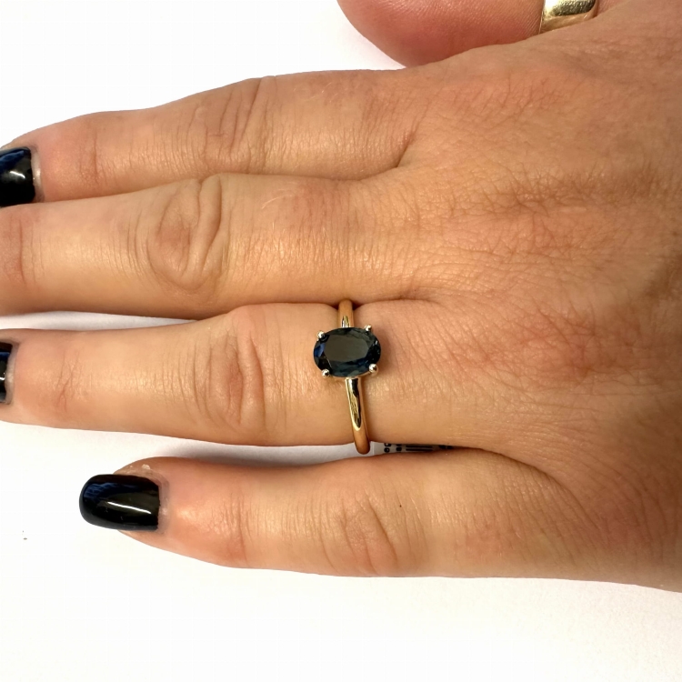 Złoty pierścionek próba 585 z topazem London – na dłoni – ABGOLD Baczyński