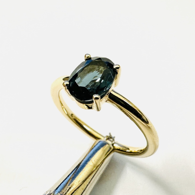 Złoty pierścionek próba 585 z topazem London – ujęcie boczne – ABGOLD Baczyński