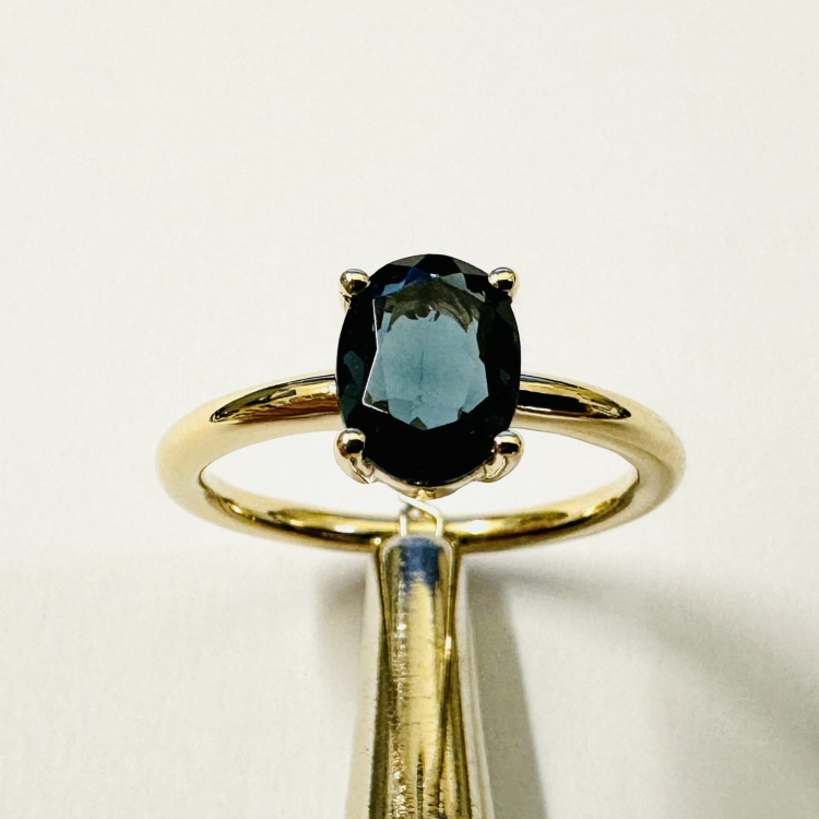 Złoty pierścionek próba 585 z topazem London – widok pod kątem – ABGOLD Baczyński