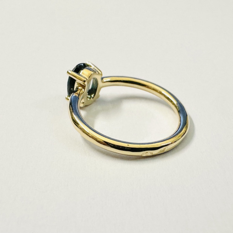 Złoty pierścionek próba 585 z topazem London – ujęcie boczne – ABGOLD Baczyński