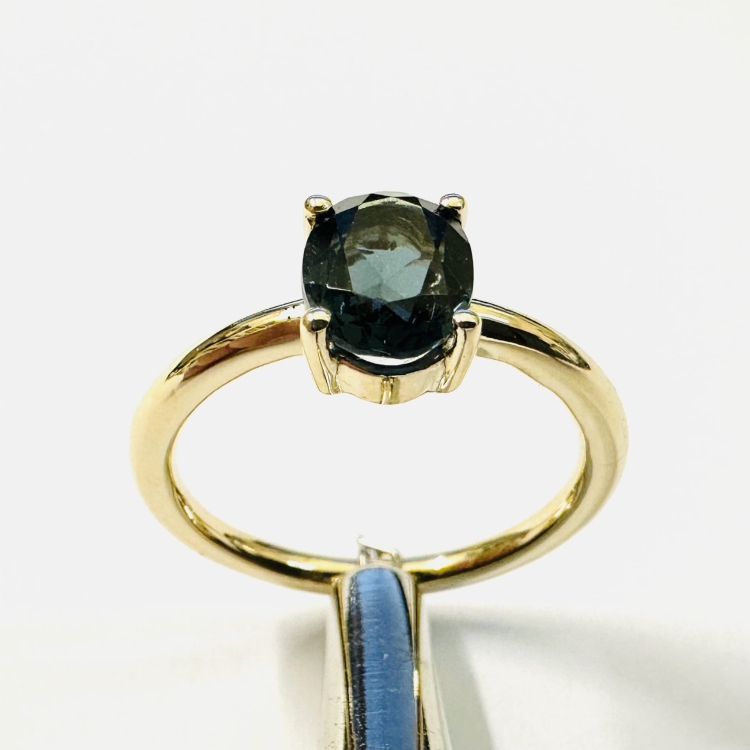 Złoty pierścionek próba 585 z topazem London – widok pod kątem – ABGOLD Baczyński