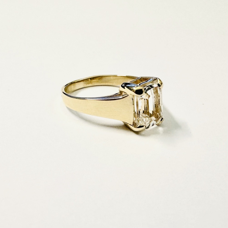 Złoty pierścionek próba 585 z białym topazem – ujęcie boczne – ABGOLD Baczyński