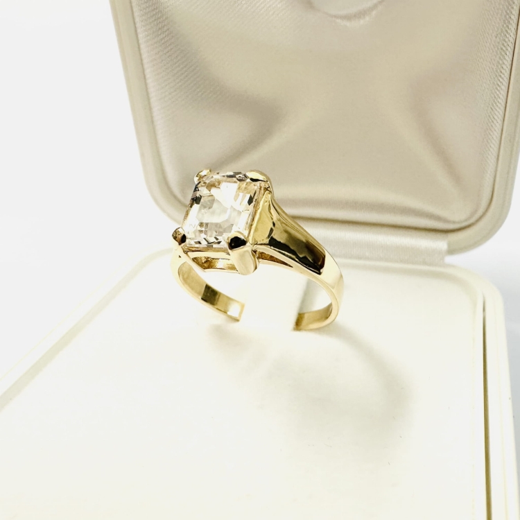 Złoty pierścionek próba 585 z białym topazem – widok pod kątem – ABGOLD Baczyński