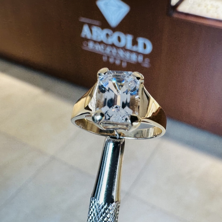 Złoty pierścionek próba 585 z białym topazem – ujęcie boczne – ABGOLD Baczyński