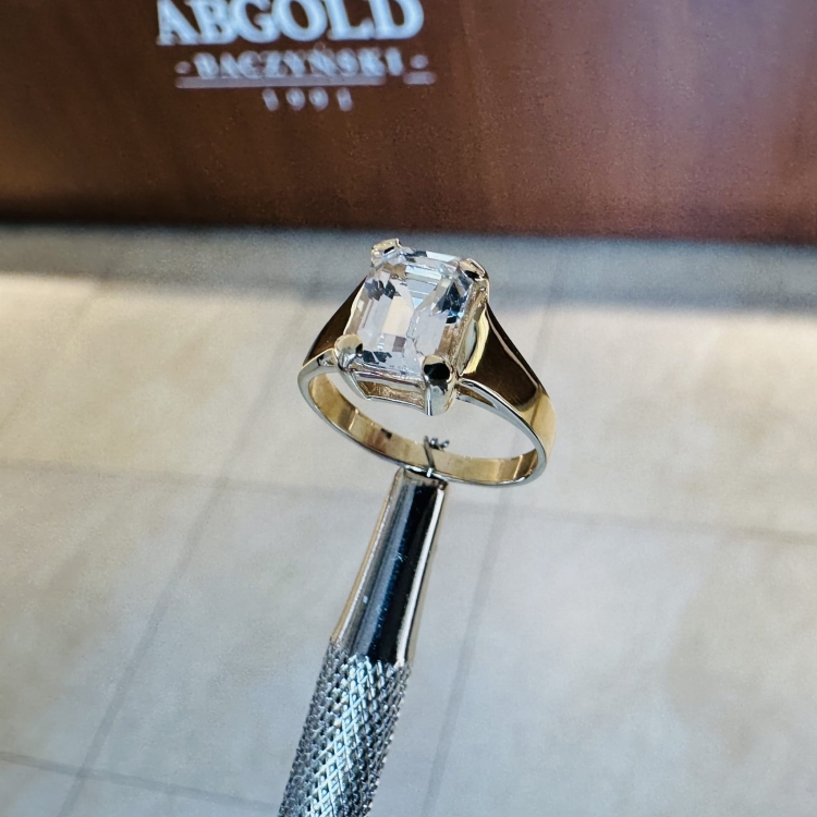 Złoty pierścionek próba 585 z białym topazem – widok z góry – ABGOLD Baczyński