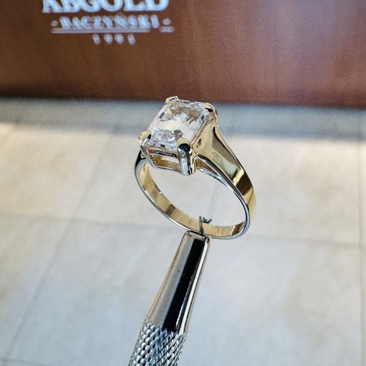 Złoty pierścionek próba 585 z białym topazem – widok pod kątem – ABGOLD Baczyński