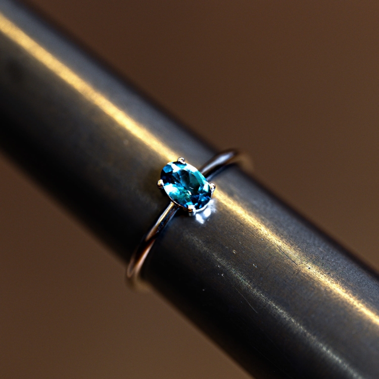 Pierścionek z białego złota próba 585 z topazem London – na ryglu jubilerskim – ABGOLD Baczyński