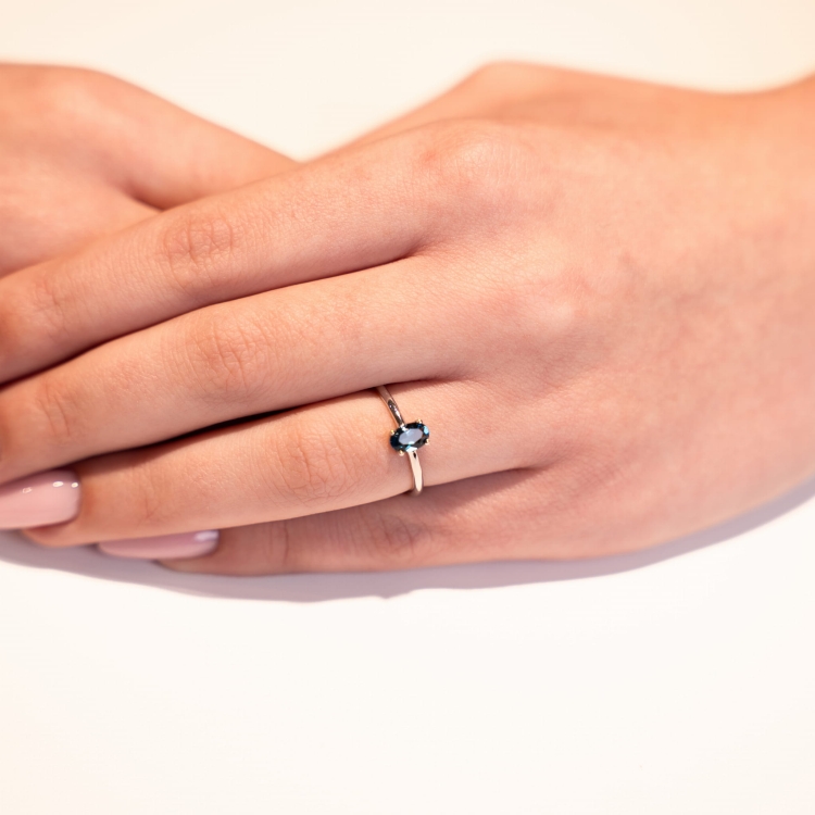 Pierścionek z białego złota próba 585 z topazem London – na dłoni – ABGOLD Baczyński