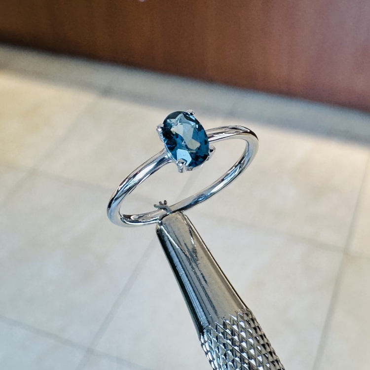 Pierścionek z białego złota próba 585 z topazem London – ujęcie pod kątem – ABGOLD Baczyński