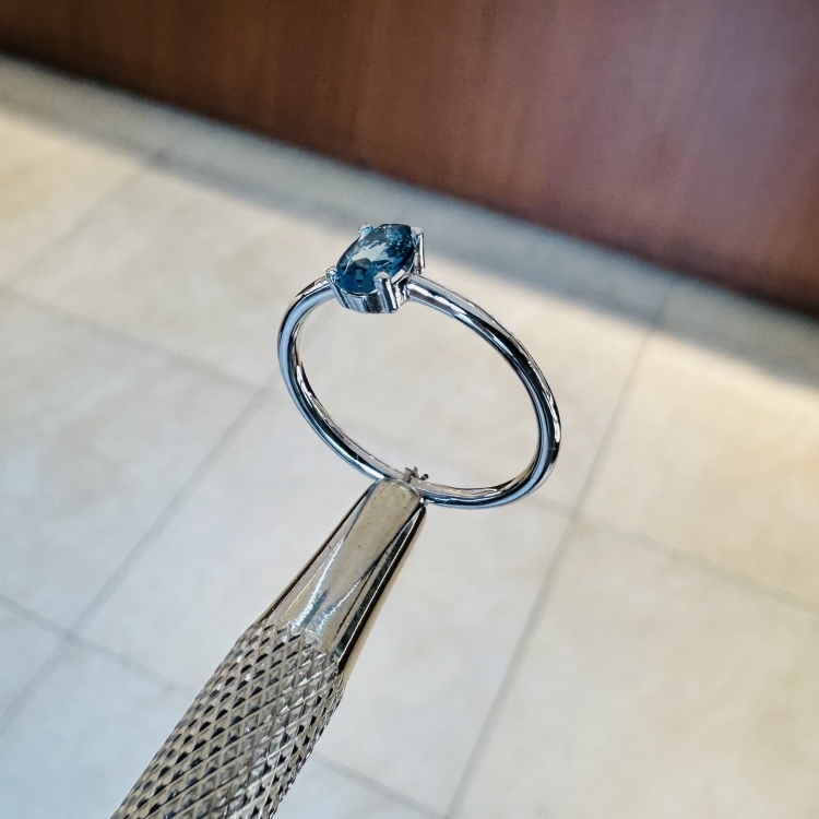 Pierścionek z białego złota próba 585 z topazem London – widok z góry – ABGOLD Baczyński