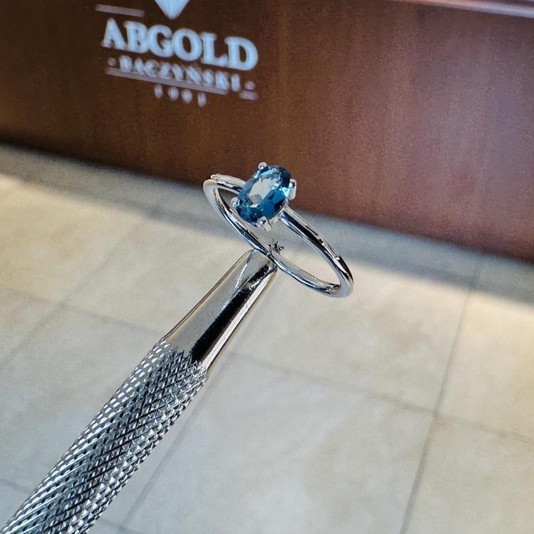 Pierścionek z białego złota próba 585 z topazem London – ujęcie boczne – ABGOLD Baczyński