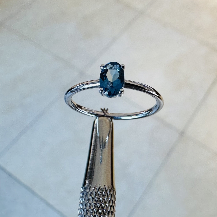 Pierścionek z białego złota próba 585 z topazem London – profil pierścionka – ABGOLD Baczyński