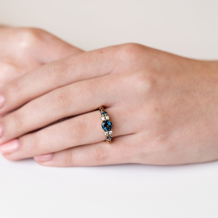 Pierścionek vintage z topazem London blue – na dłoni – ABGOLD Baczyński