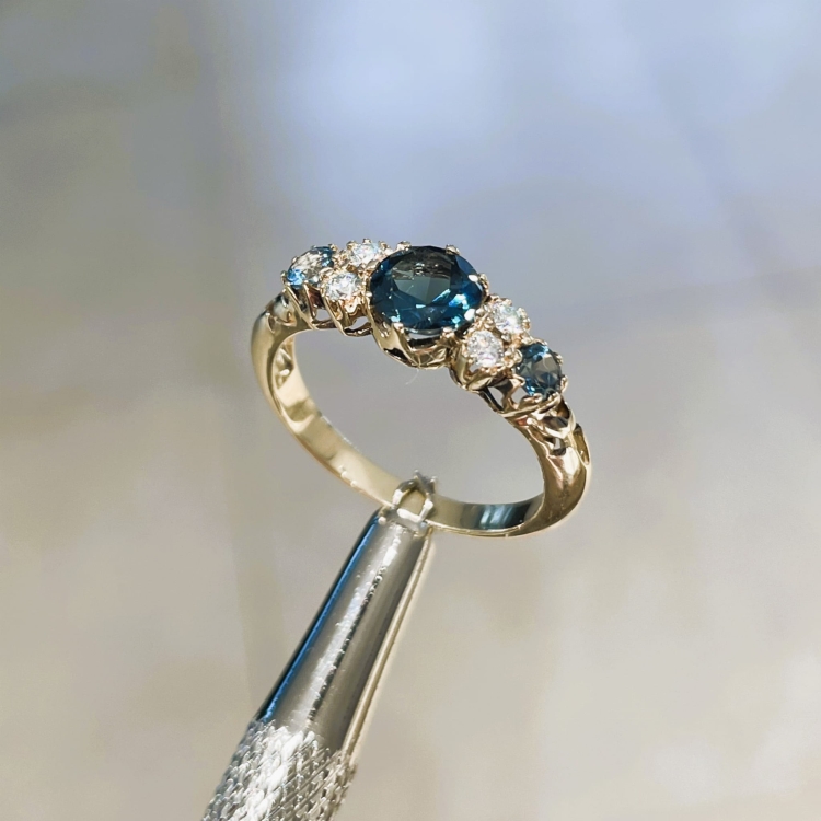 Pierścionek vintage z topazem London blue – ekspozycja na ryglu jubilerskim – ABGOLD Baczyński