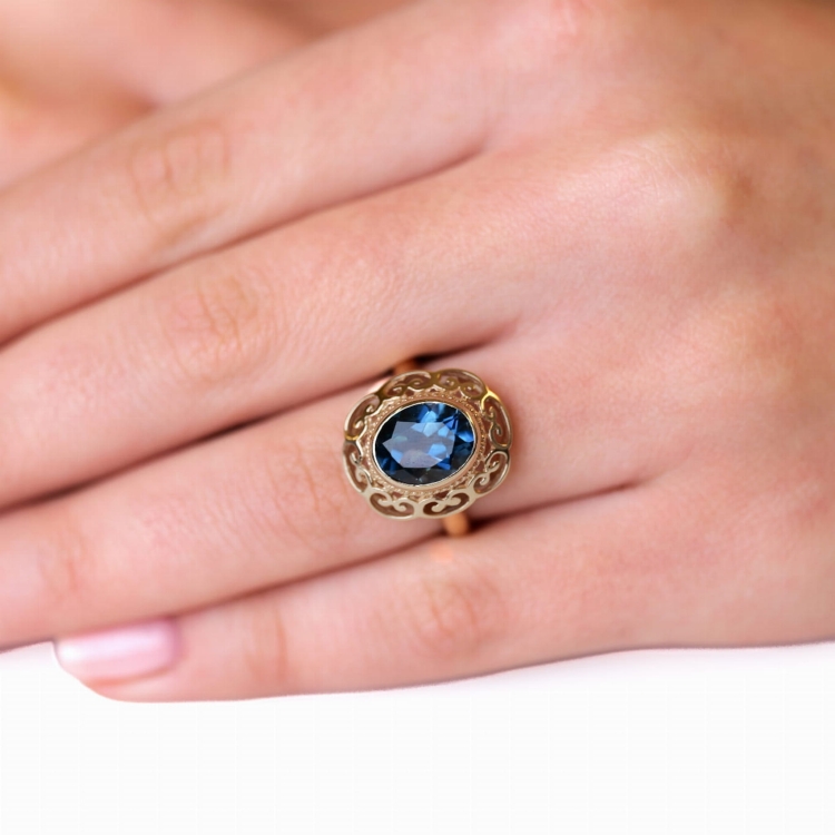 Pierścionek Vintage z topazem London Blue 3,0 ct złoto 585 – prezentacja na dłoni – ABGOLD Baczyński