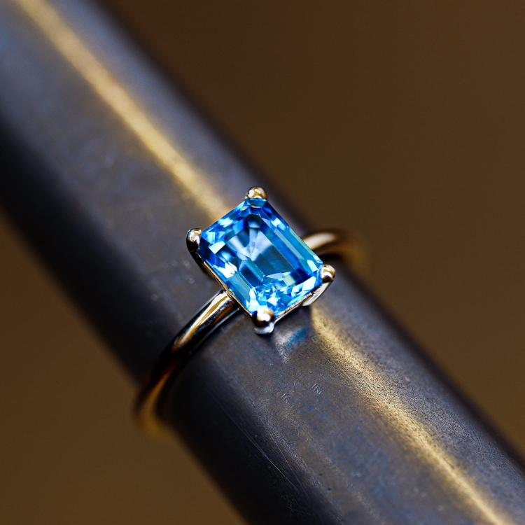 Złoty pierścionek próba 585 z topazem Swiss – na ryglu jubilerskim – ABGOLD Baczyński