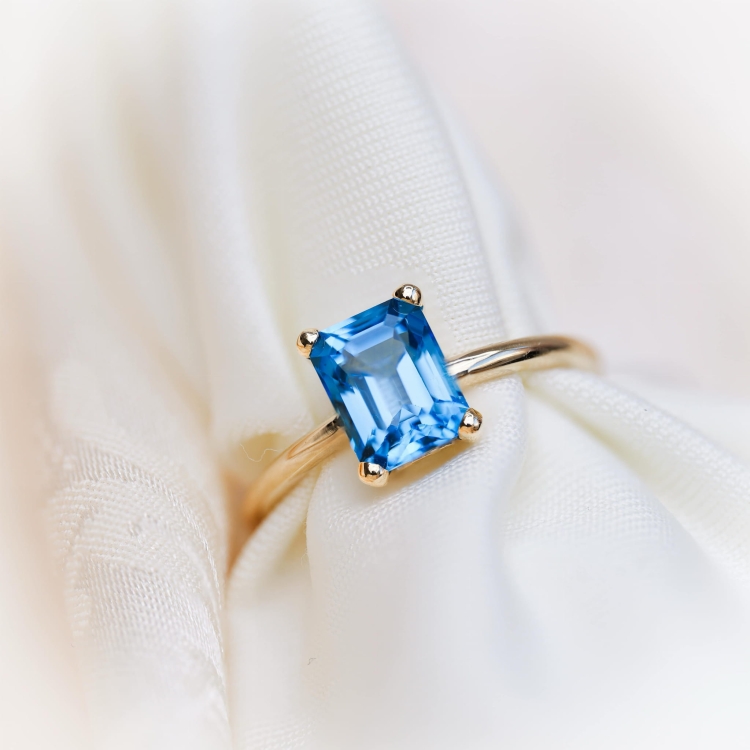 Złoty pierścionek próba 585 z topazem Swiss – na dłoni – ABGOLD Baczyński