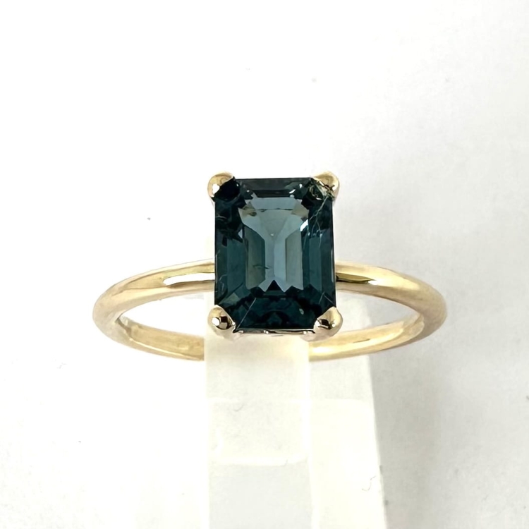 Złoty pierścionek próba 585 z topazem London – widok z góry – ABGOLD Baczyński