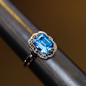 Pierścionek vintage z topazem Swiss Blue – na ryglu jubilerskim – ABGOLD Baczyński