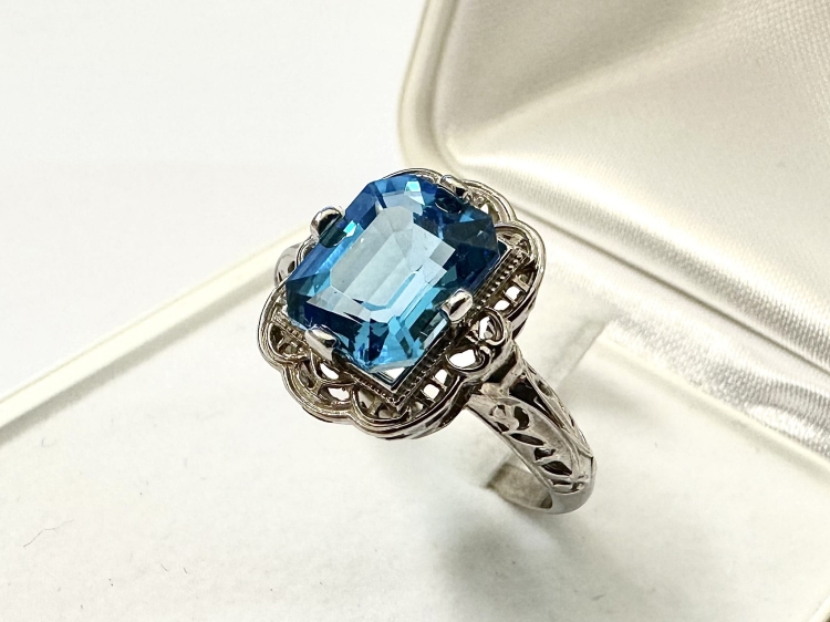 Pierścionek vintage z topazem Swiss Blue – ujęcie pod kątem – ABGOLD Baczyński