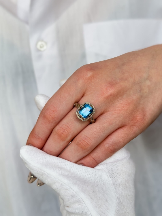 Pierścionek vintage z topazem Swiss Blue – na dłoni – ABGOLD Baczyński