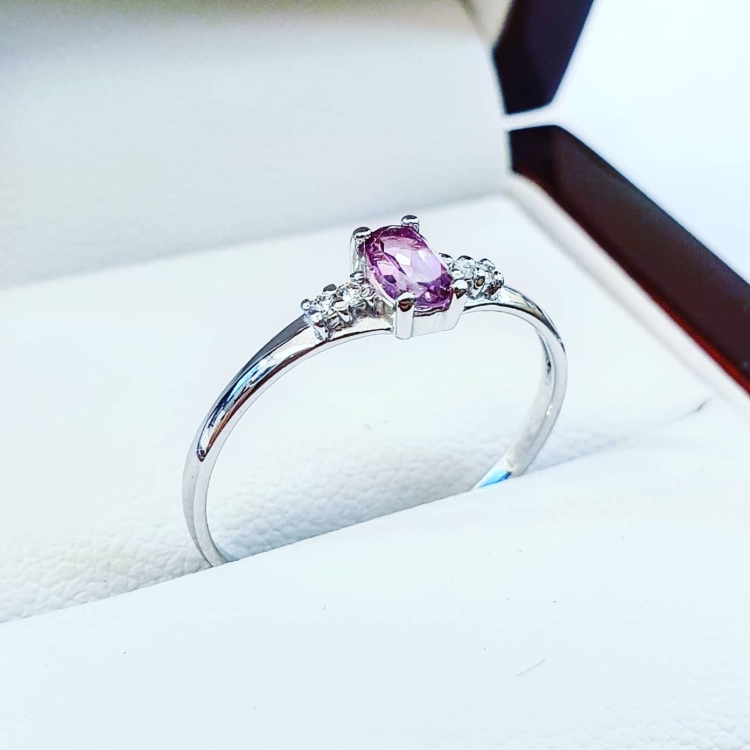 Pierścionek zaręczynowy z diamentami i różowym topazem – ujęcie pod kątem – ABGOLD Baczyński