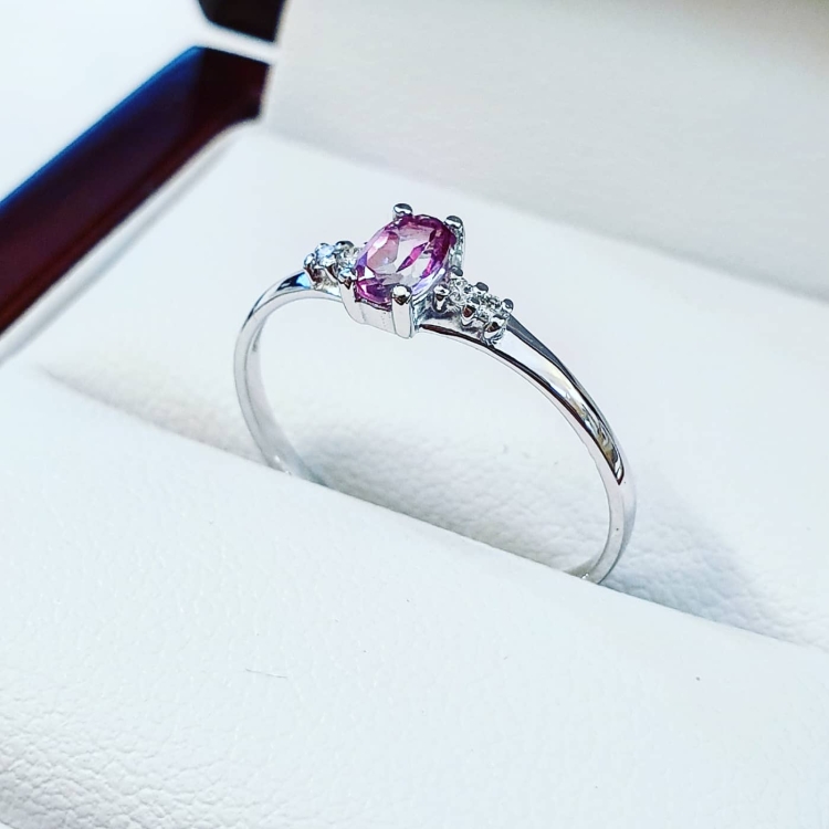 Pierścionek zaręczynowy z diamentami i różowym topazem – ujęcie boczne – ABGOLD Baczyński