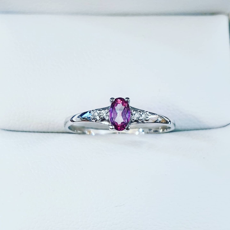 Pierścionek zaręczynowy z diamentami i różowym topazem – widok z góry – ABGOLD Baczyński