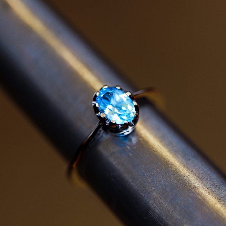 Pierścionek vintage z topazem Blue – na ryglu jubilerskim – ABGOLD Baczyński