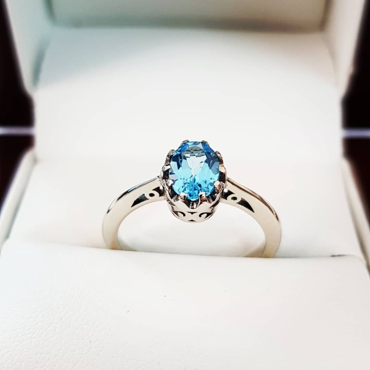 Pierścionek vintage z topazem Blue – ujęcie boczne – ABGOLD Baczyński