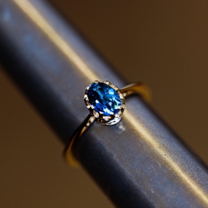 Pierścionek vintage z topazem London blue – na ryglu jubilerskim – ABGOLD Baczyński