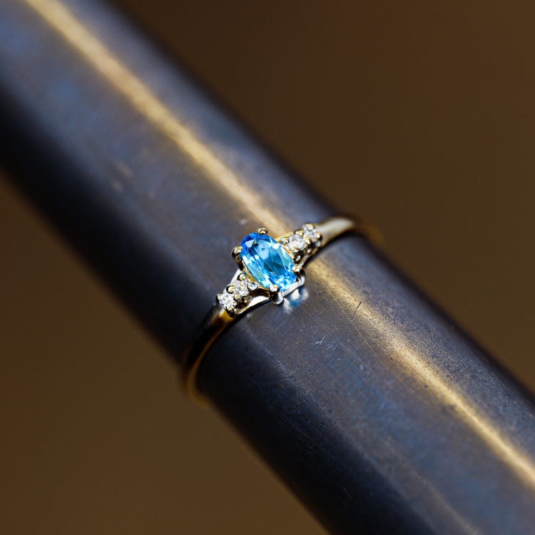 Pierścionek zaręczynowy z topazem i diamentami – na ryglu jubilerskim – ABGOLD Baczyński