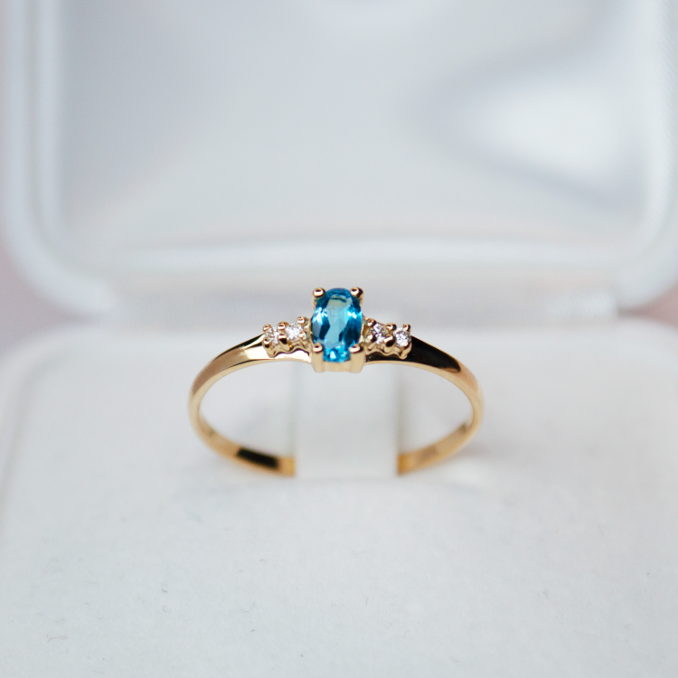 Pierścionek zaręczynowy z topazem i diamentami – ekspozycja na podstawce – ABGOLD Baczyński