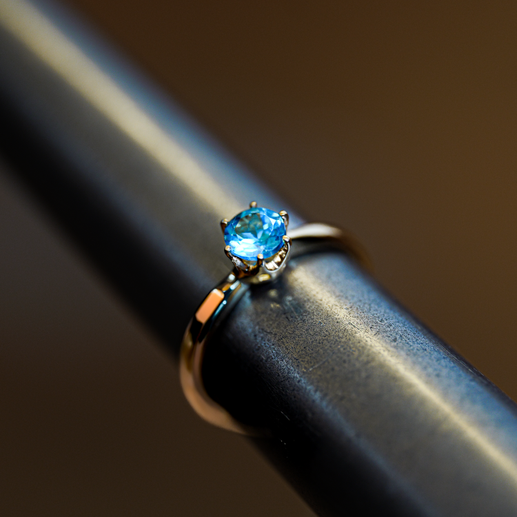 Pierścionek zaręczynowy z topazem próba 585 – na ryglu jubilerskim – ABGOLD Baczyński