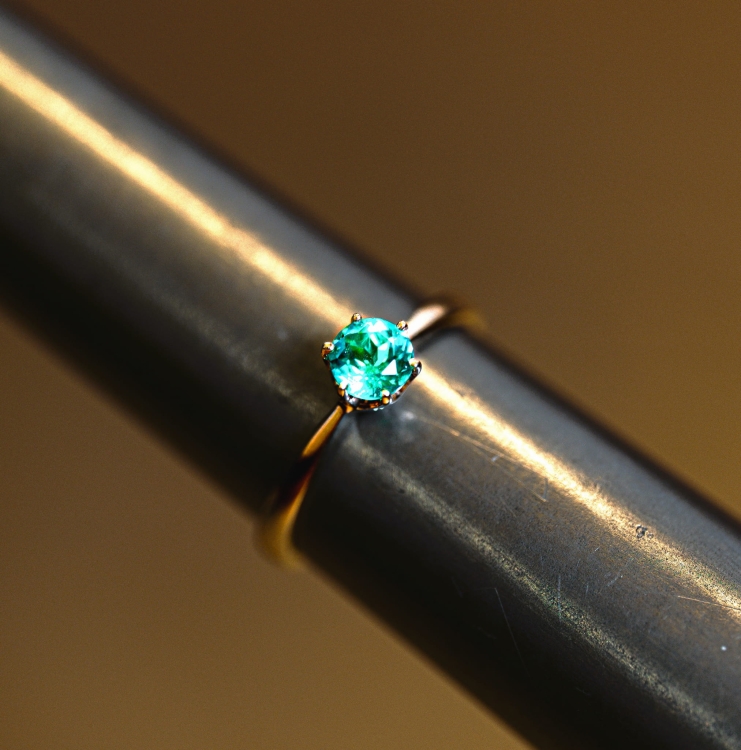 Złoty pierścionek 585 ze szmaragdem 0,50 ct – na ryglu jubilerskim – ABGOLD Baczyński