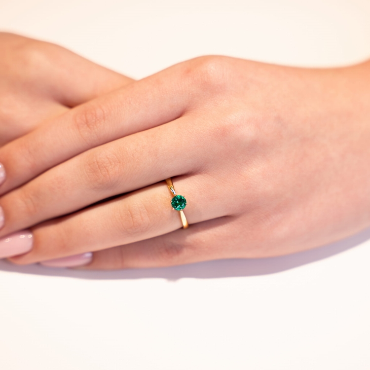 Złoty pierścionek 585 ze szmaragdem 0,50 ct – na dłoni – ABGOLD Baczyński