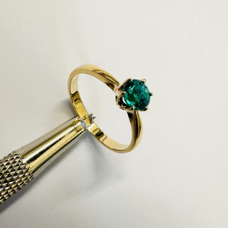 Złoty pierścionek 585 ze szmaragdem 0,50 ct – ujęcie boczne – ABGOLD Baczyński