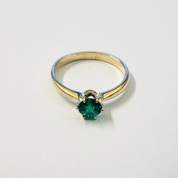 Złoty pierścionek 585 ze szmaragdem 0,50 ct – widok z góry – ABGOLD Baczyński