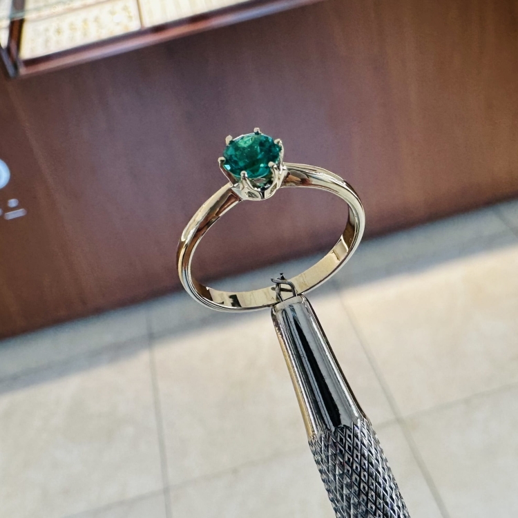 Złoty pierścionek 585 ze szmaragdem 0,50 ct – na ryglu – ABGOLD Baczyński