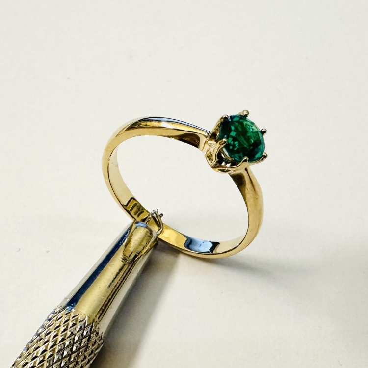 Złoty pierścionek 585 ze szmaragdem 0,50 ct – ujęcie pod kątem – ABGOLD Baczyński