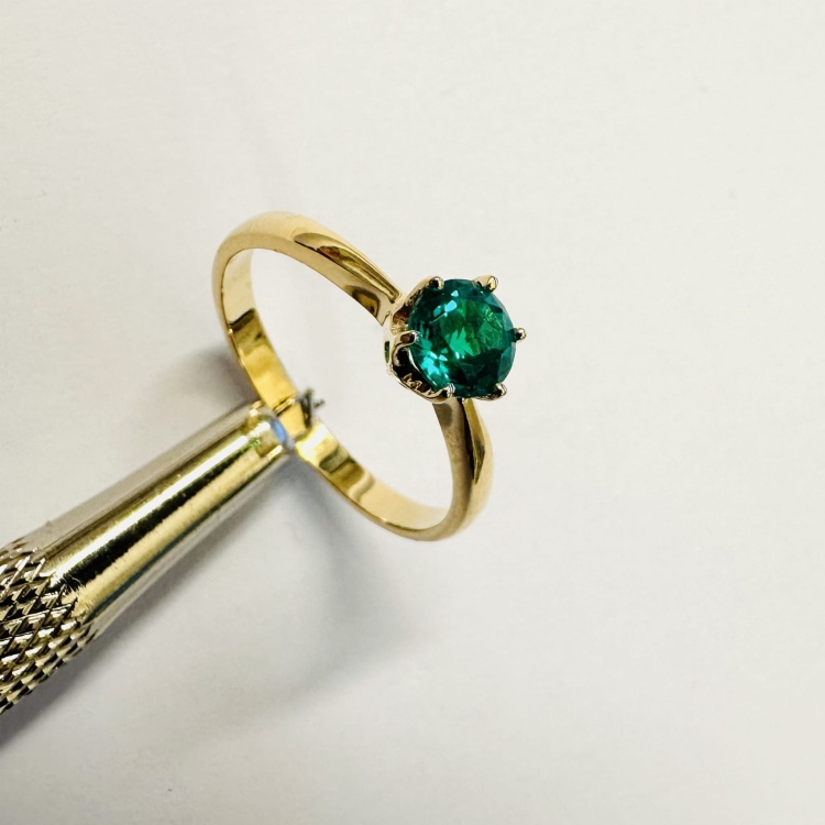 Złoty pierścionek 585 ze szmaragdem 0,50 ct – detal oprawy – ABGOLD Baczyński