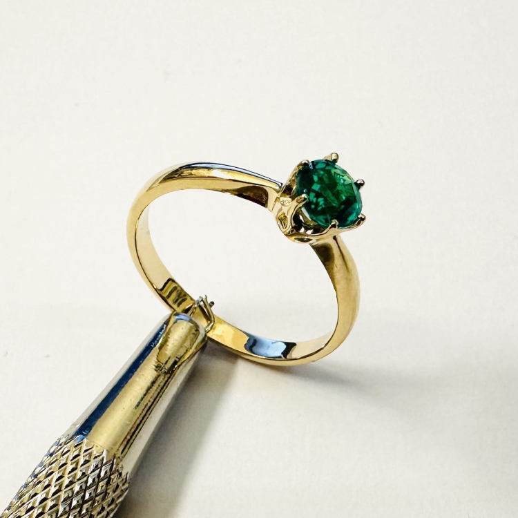 Złoty pierścionek 585 ze szmaragdem 0,50 ct – profil pierścionka – ABGOLD Baczyński