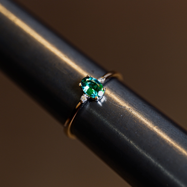 Złoty pierścionek ze szmaragdem i brylantami – na ryglu jubilerskim – ABGOLD Baczyński