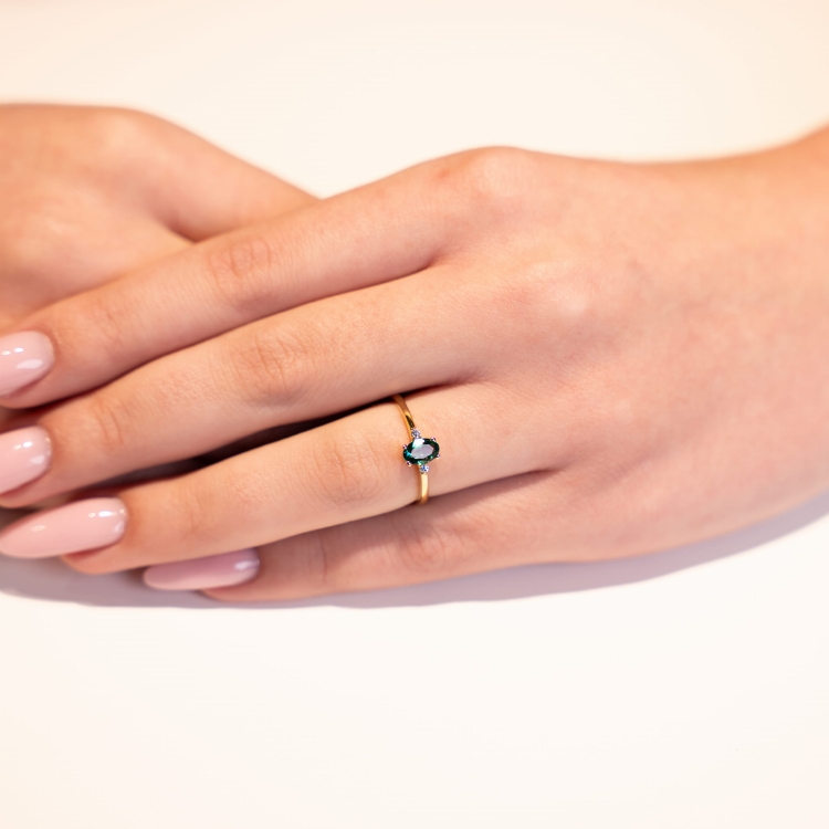 Złoty pierścionek ze szmaragdem i brylantami – na dłoni – ABGOLD Baczyński