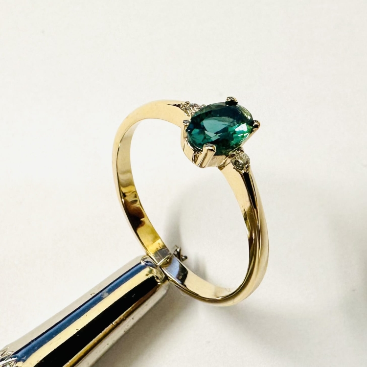 Złoty pierścionek ze szmaragdem i brylantami – ujęcie boczne – ABGOLD Baczyński