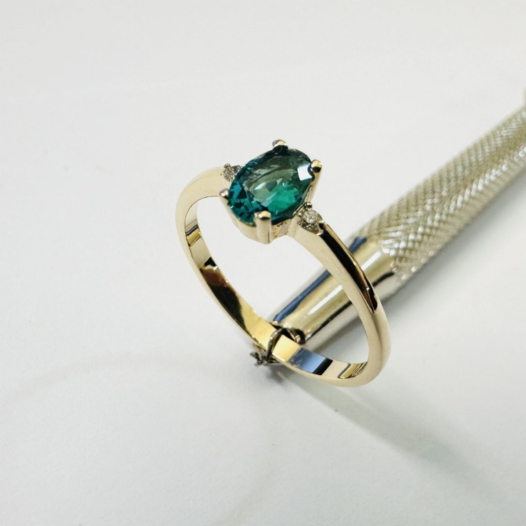 Złoty pierścionek ze szmaragdem i brylantami – ujęcie pod kątem – ABGOLD Baczyński