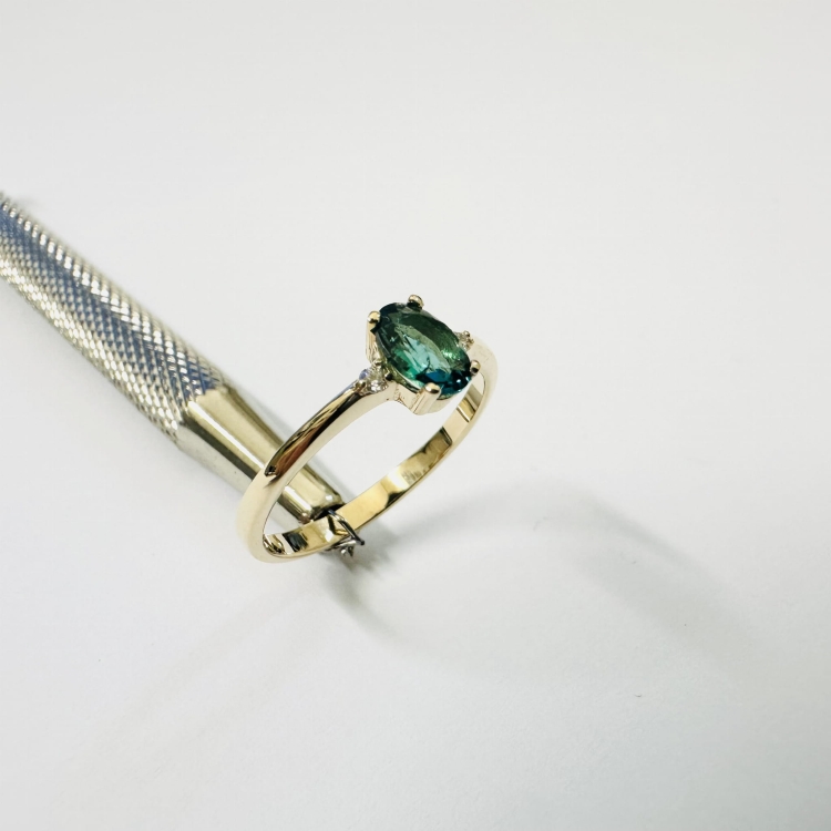 Złoty pierścionek ze szmaragdem i brylantami – detal oprawy – ABGOLD Baczyński