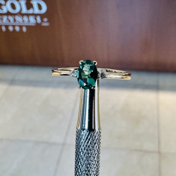 Złoty pierścionek ze szmaragdem i brylantami – na ryglu – ABGOLD Baczyński